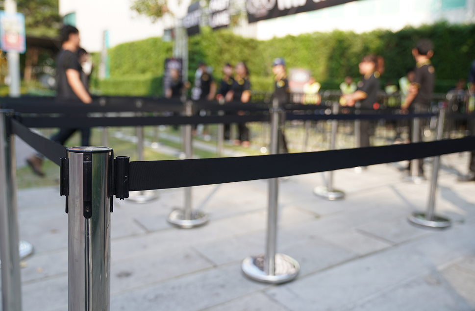security professionals setting up event security by creating a perimiter for queuing
